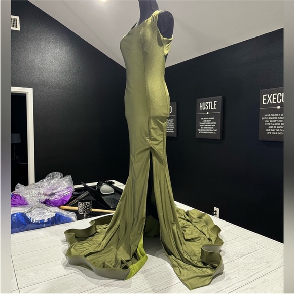 Elegant Olive Green Maxi Dress - Picture 2 of 2